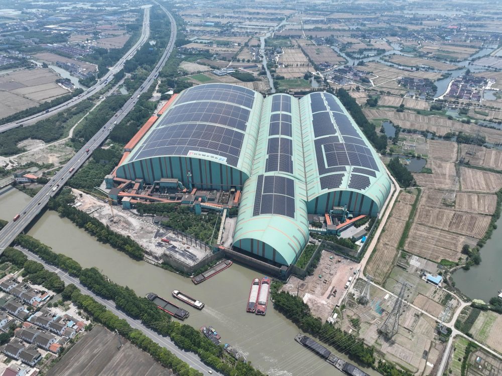 這是江蘇蘇州市常熟市龍騰特種鋼有限公司碼頭料場屋頂光伏（無人機(jī)照片，2023年6月9日攝）。新華社記者 季春鵬 攝