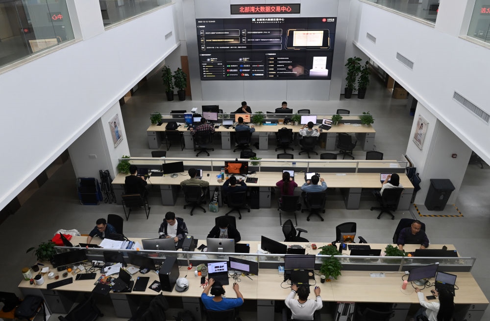 中國—東盟信息港員工在工作中。