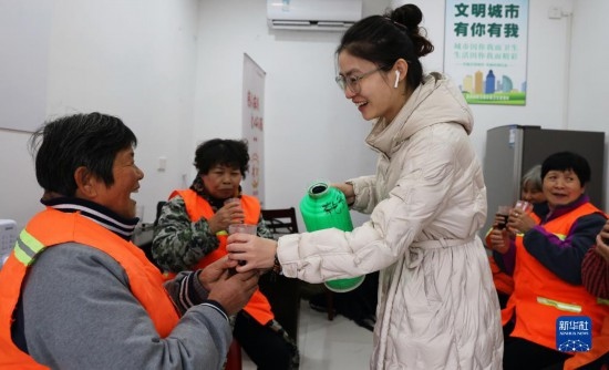 12月16日，在浙江省湖州市德清縣乾元鎮(zhèn)環(huán)衛(wèi)工人愛(ài)心驛站，志愿者為環(huán)衛(wèi)工人倒紅糖姜茶。