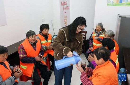 12月16日，在浙江省湖州市德清縣乾元鎮(zhèn)環(huán)衛(wèi)工人愛(ài)心驛站，志愿者為環(huán)衛(wèi)工人倒紅糖姜茶。