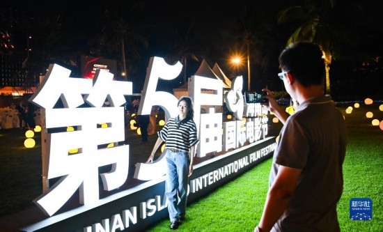 12月16日，觀眾在第五屆海南島國(guó)際電影節(jié)開幕式現(xiàn)場(chǎng)拍照留念。
