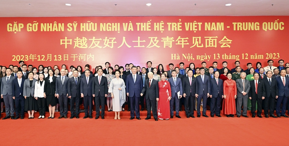習(xí)近平夫婦和阮富仲夫婦同中越兩國青年和友好人士代表親切合影。