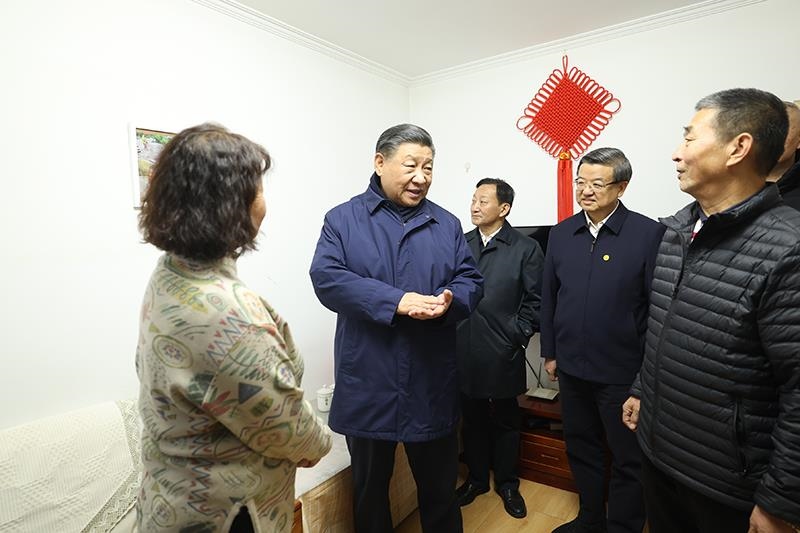 △2023年11月10日下午，習(xí)近平總書記在河北涿州市雙塔街道永濟(jì)秀園小區(qū)居民董彩英家看望慰問。
