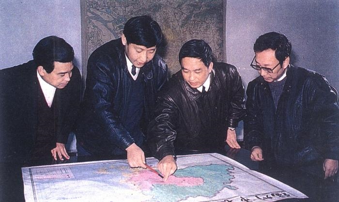 1991年12月，習近平與同事討論福州市戰(zhàn)略規(guī)劃設想。