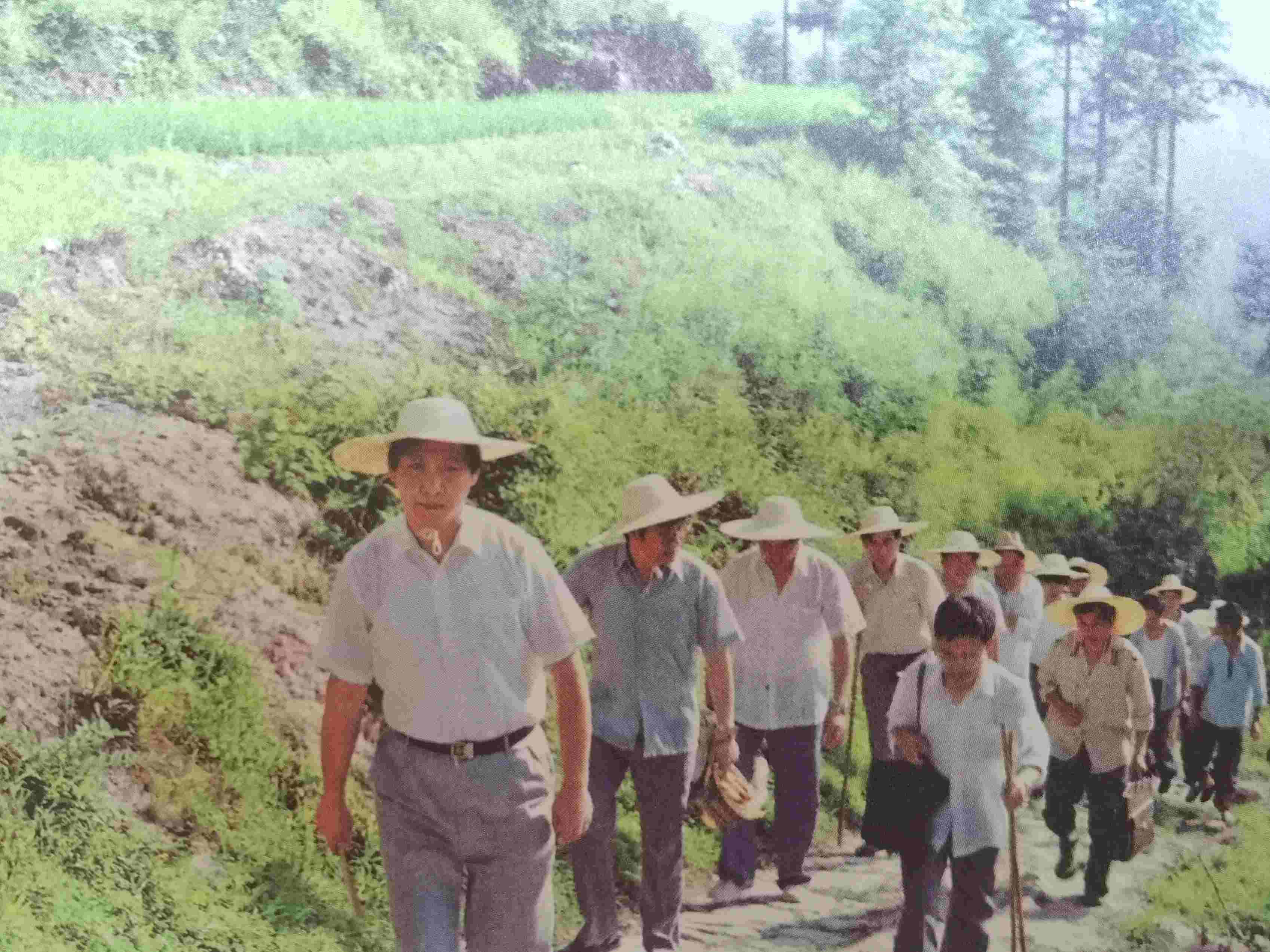 1989年7月，習(xí)近平冒著酷暑，帶頭步行到下黨鄉(xiāng)調(diào)研。