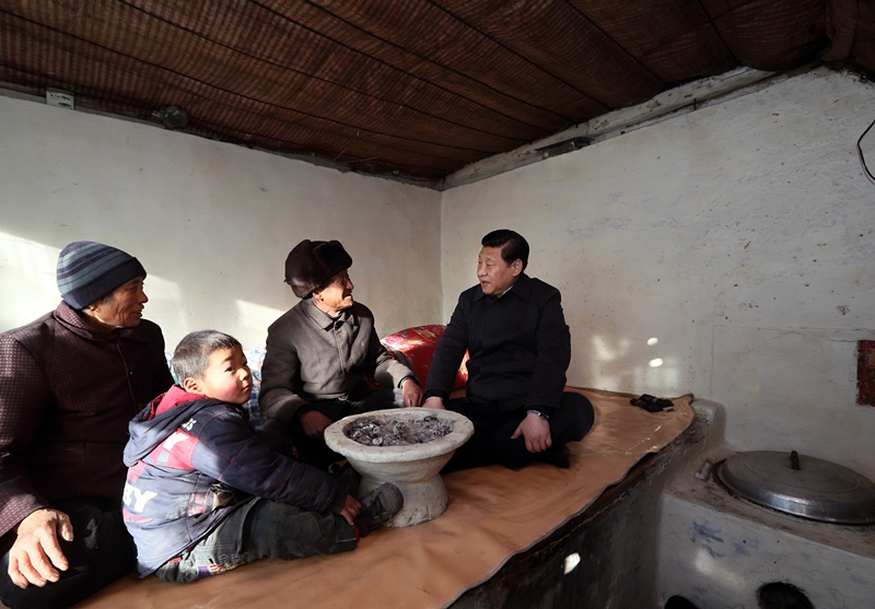 2012年12月30日，習近平在河北省阜平縣龍泉關鎮(zhèn)駱駝灣村看望唐榮斌老人一家。