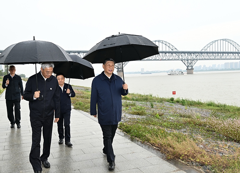 2023年10月10日，習近平總書記在江西長江國家文化公園九江城區(qū)段冒雨考察。