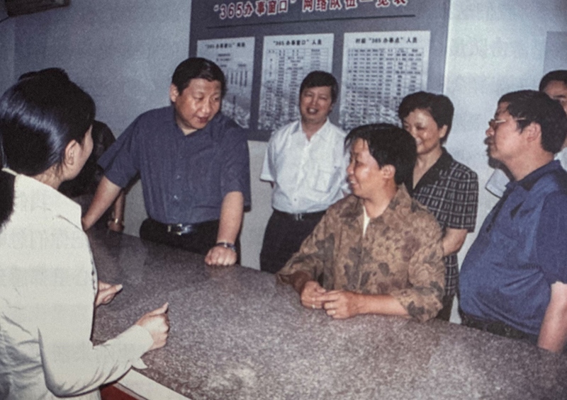 2003年6月，習近平在浙江金華市磐安縣新渥鎮(zhèn)“365辦事窗口”調研。