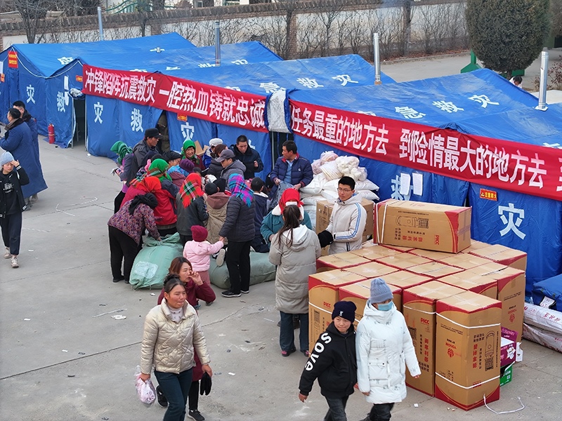 草灘村安置點外。賀勇攝。