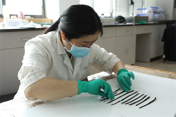 考古工作者正給竹簡排序。國家文物局供圖