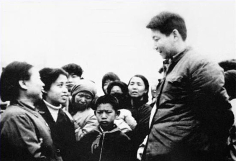 1983年，時(shí)任中共正定縣委書記的習(xí)近平同趙村群眾交談。