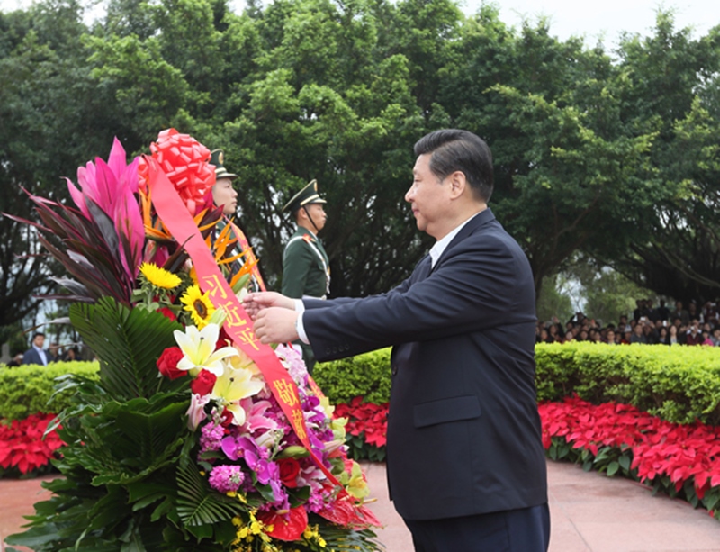 2012年12月8日，習(xí)近平在深圳蓮花山公園向鄧小平銅像敬獻(xiàn)花籃。