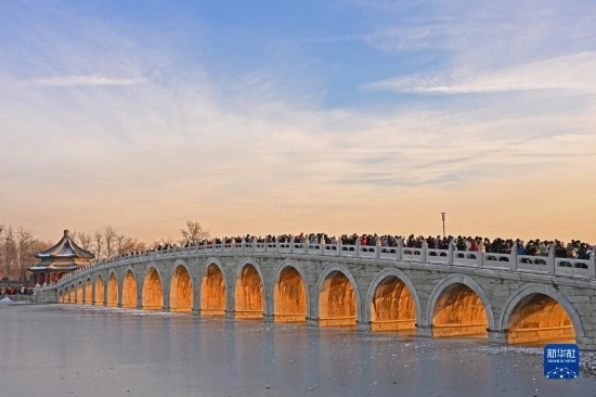 這是12月22日拍攝的頤和園十七孔橋“金光穿洞”景象。