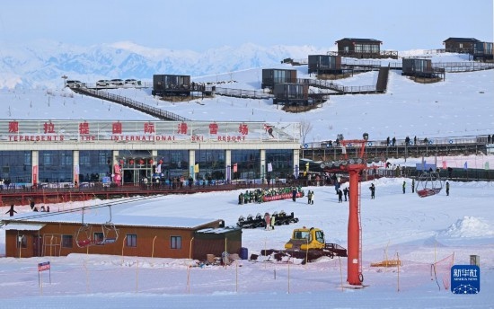 隨著新雪季的到來，那拉提國際滑雪場迎來眾多游客（(12月21日攝）。