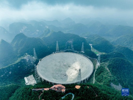 這是2023年7月26日拍攝的“中國(guó)天眼”全景（無(wú)人機(jī)照片，維護(hù)保養(yǎng)期間拍攝）。 新華社記者 歐東衢 攝