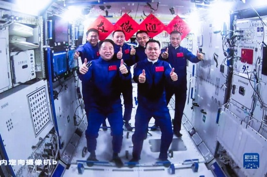這是2023年10月26日在北京航天飛行控制中心拍攝的神舟十六號(hào)航天員乘組與神舟十七號(hào)航天員乘組“全家?！?。 新華社發(fā)（韓啟揚(yáng) 攝）