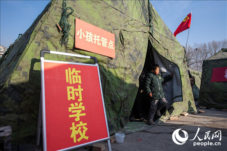 12月22日，在積石山縣大河家鎮(zhèn)大河村安置點，陸軍76集團軍某旅搭建的“臨時學(xué)校”成為小朋友的“加油站”。人民網(wǎng)記者 翁奇羽攝