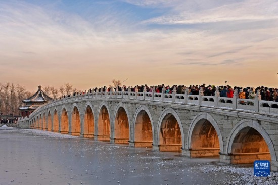 這是12月22日拍攝的頤和園十七孔橋“金光穿洞”景象。