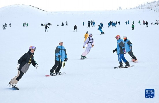 12月21日，游客在那拉提國際滑雪場滑雪。