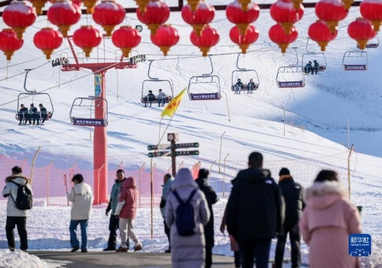 12月21日，那拉提國際滑雪場迎來眾多游客。