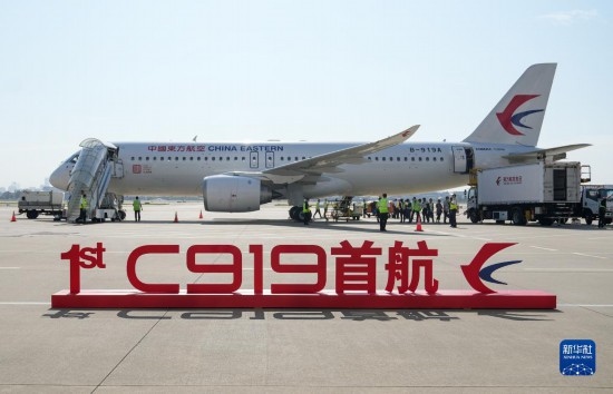 這是2023年5月28日在上海虹橋國(guó)際機(jī)場(chǎng)停機(jī)坪拍攝的C919飛機(jī)。當(dāng)日，由C919大型客機(jī)執(zhí)飛的東方航空MU9191航班平穩(wěn)降落在北京首都國(guó)際機(jī)場(chǎng)，標(biāo)志著該機(jī)型圓滿(mǎn)完成首個(gè)商業(yè)航班飛行，正式進(jìn)入民航市場(chǎng)，開(kāi)啟市場(chǎng)化運(yùn)營(yíng)、產(chǎn)業(yè)化發(fā)展新征程。 新華社記者 丁汀 攝