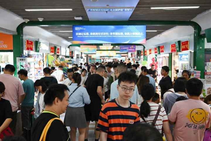 國慶長假期間，“世界超市”摩肩接踵。共享聯(lián)盟·義烏 吳峰宇 攝