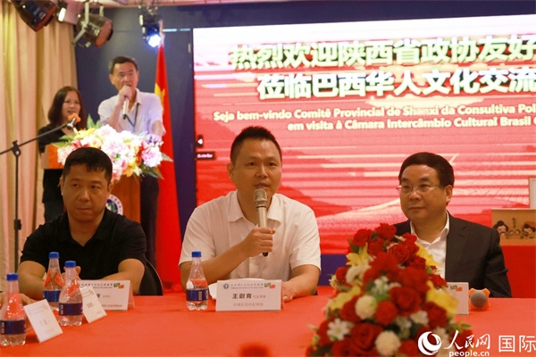 中國駐里約熱內(nèi)盧代總領事王尉育（中）在座談會中致辭。人民網(wǎng)記者 陳海琪攝