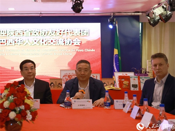 巴西華人文化交流協(xié)會主席上官建峰（中）在座談會上發(fā)言。人民網(wǎng)記者 陳海琪攝