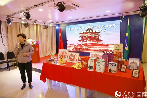 代表團成員、咸陽市政協(xié)主席李曉靜向與會嘉賓介紹了陜西的特色產(chǎn)品。人民網(wǎng)記者 陳海琪攝