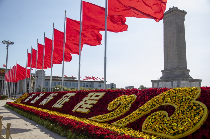 2022年10月16日，北京，中國共產(chǎn)黨第二十次全國代表大會開幕，人民大會堂外紅旗飄揚。