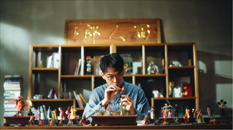 郎佳子彧通過(guò)短視頻直播，讓更多人關(guān)注并喜歡捏面人。受訪者供圖
