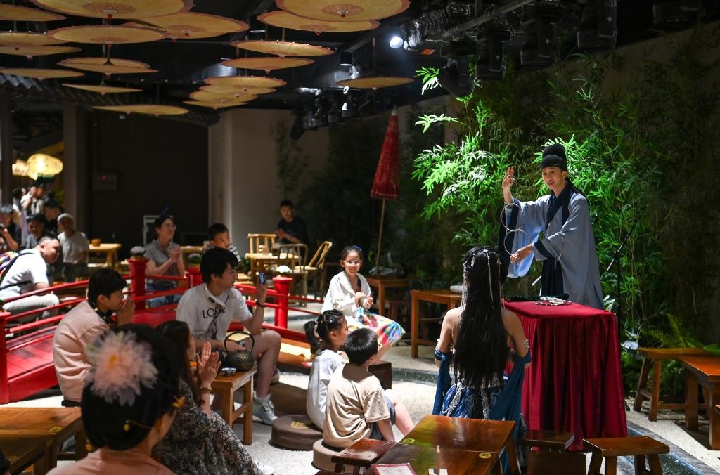 游客在長安十二時辰主題街區(qū)觀看唐風演藝《大唐曲藝》。新華社記者鄒競一 攝