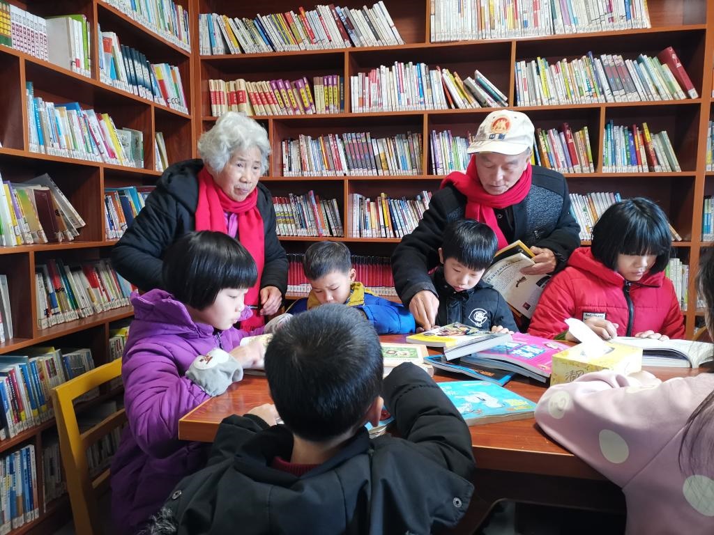 夏昭炎夫婦在譚家垅村的小書屋輔導小學生。（劉峰 攝）