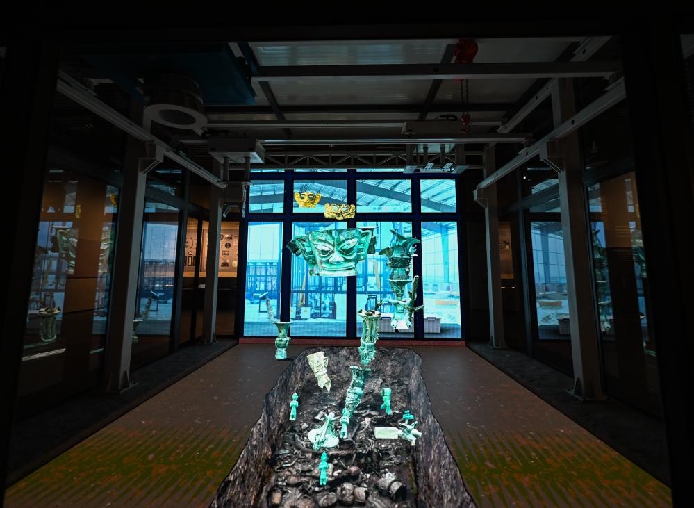 在三星堆博物館新館拍攝的裸眼3D技術還原的考古“方艙”。新華社記者王曦 攝