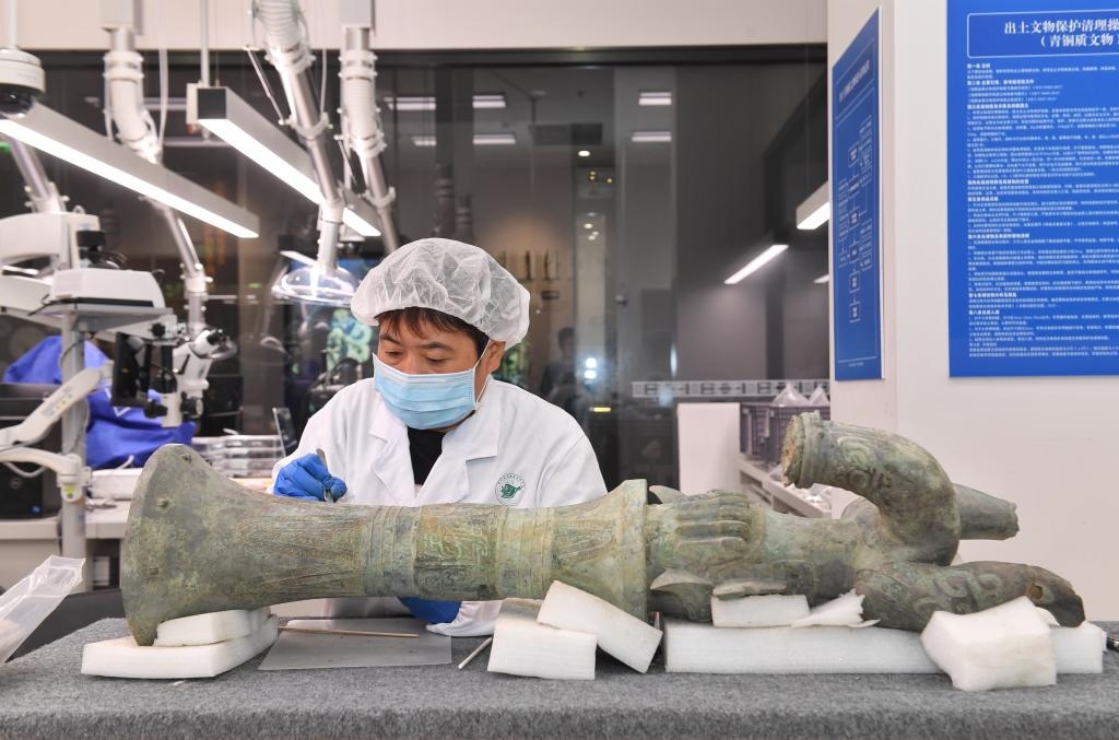 在三星堆博物館文物保護與修復館內，工作人員在對文物進行清理。新華社記者劉坤 攝