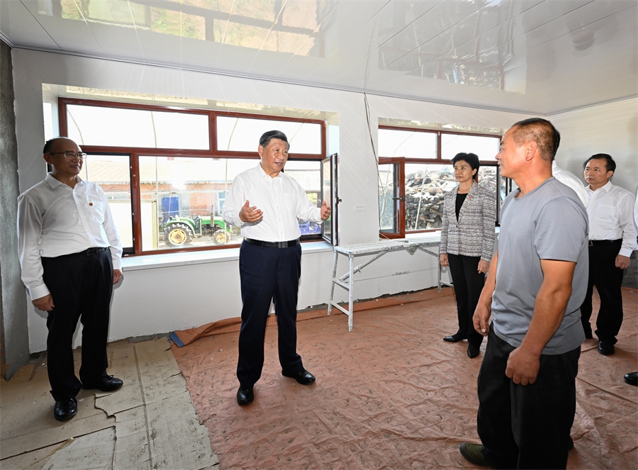 2023年9月7日，在遭受洪澇災(zāi)害的黑龍江尚志市老街基鄉(xiāng)龍王廟村，習(xí)近平總書記走進村民楊春貴家中，察看受損房屋修繕情況。