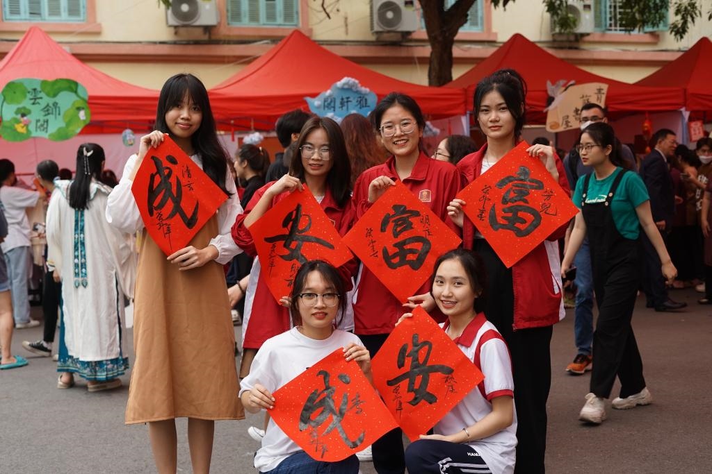 2023年4月21日，在越南河內(nèi)大學(xué)孔子學(xué)院，越南大學(xué)生展示漢字書法作品。新華社記者胡佳麗攝