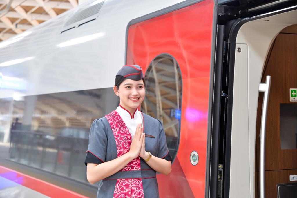 12月12日，乘務(wù)人員在印度尼西亞雅加達(dá)的哈利姆車站站臺(tái)歡迎乘坐雅萬高鐵的乘客。新華社記者徐欽攝
