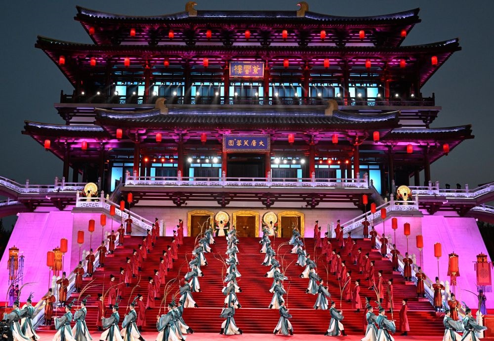 這是2023年5月18日在陜西省西安市大唐芙蓉園拍攝的中國—中亞峰會(huì)歡迎儀式。新華社記者 申宏 攝