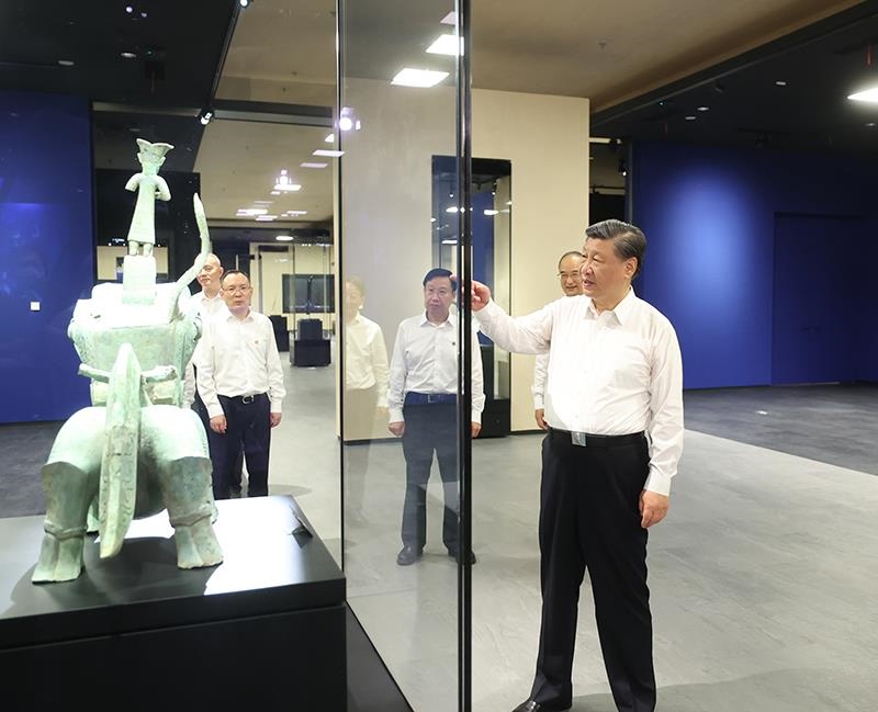 △2023年7月26日，習(xí)近平總書記在位于四川德陽市廣漢市的三星堆博物館新館參觀。