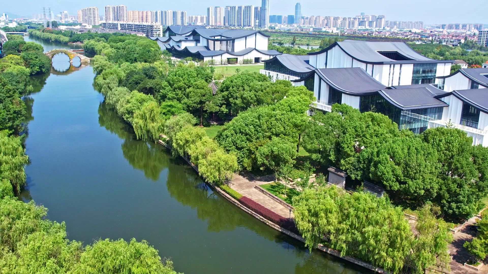 △浙東運(yùn)河。今年9月20日，習(xí)近平總書記來到浙東運(yùn)河文化園考察，強(qiáng)調(diào)“大運(yùn)河文化是中國優(yōu)秀傳統(tǒng)文化的重要組成部分，要在保護(hù)、傳承、利用上下功夫，讓古老大運(yùn)河煥發(fā)時(shí)代新風(fēng)貌”。