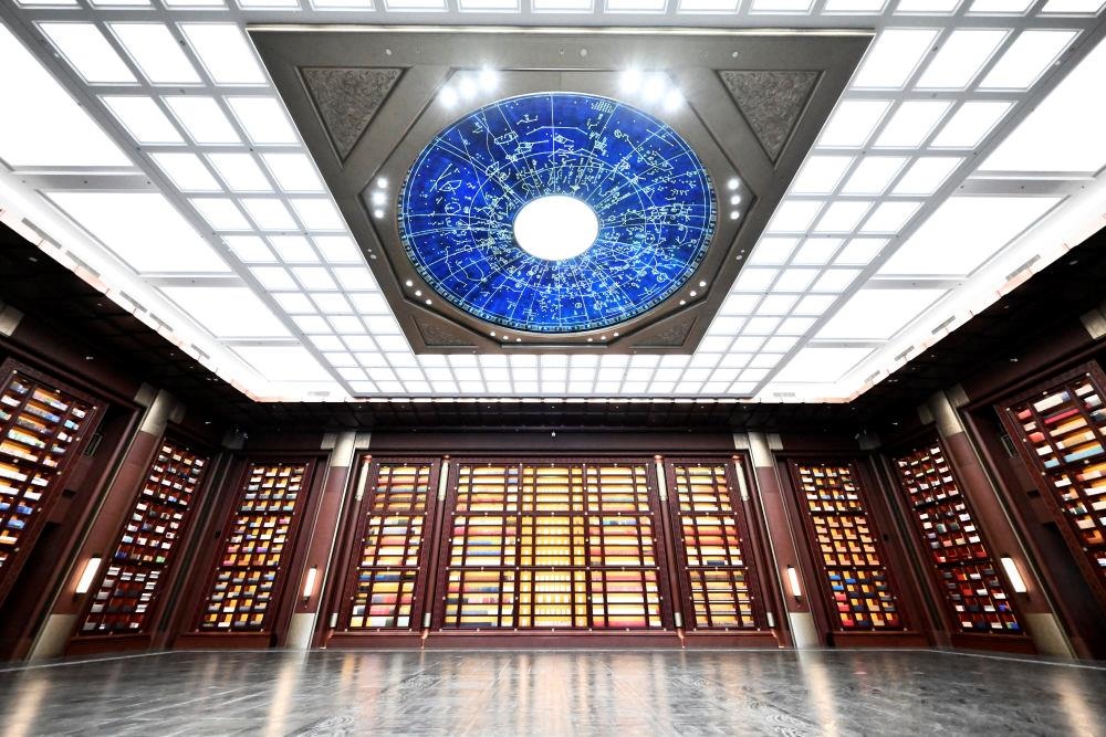 △中國國家版本館中央總館“文瀚閣”內(nèi)景。星空穹頂上是一幅宋代石刻天文圖，傳遞著“文瀚閣”的寓意：中華文明如星空般浩瀚璀璨。