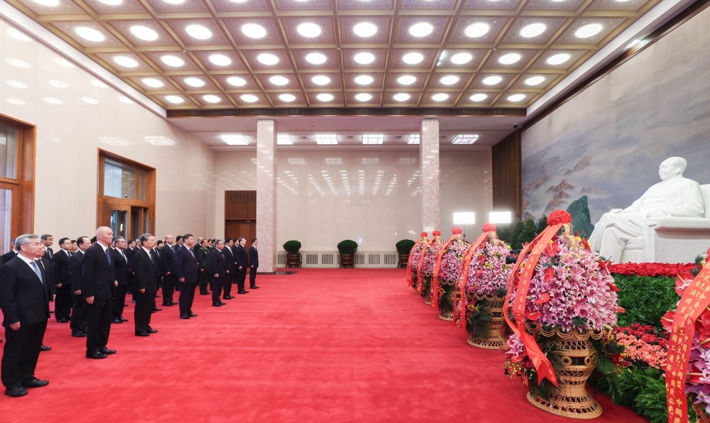12月26日，中共中央在北京人民大會(huì)堂舉行紀(jì)念毛澤東同志誕辰130周年座談會(huì)。座談會(huì)前，習(xí)近平、李強(qiáng)、趙樂際、王滬寧、蔡奇、丁薛祥、李希、韓正等領(lǐng)導(dǎo)同志來到毛主席紀(jì)念堂瞻仰毛澤東同志遺容。