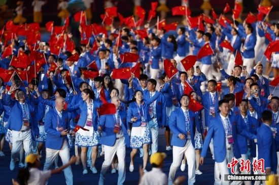 資料圖：9月23日，杭州第19屆亞運(yùn)會(huì)開幕式舉行。中國(guó)代表團(tuán)身著星辰藍(lán)禮服驚艷亮相。<a target='_blank' href='/'><p align=