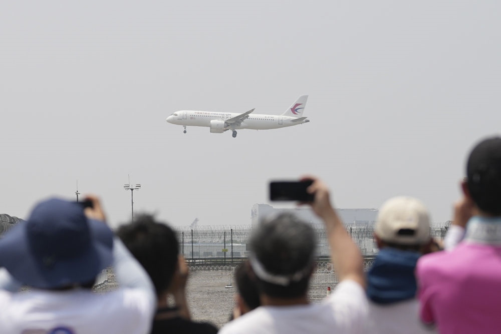 2023年5月28日，C919首個商業(yè)航班東航MU9191飛抵北京首都國際機場。新華社記者 鞠煥宗 攝