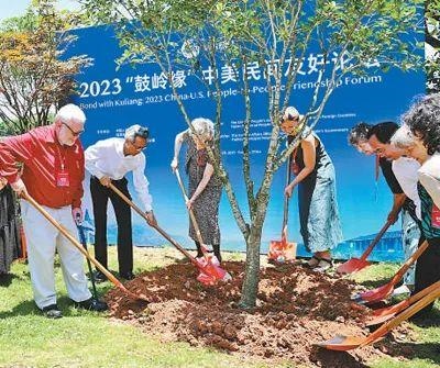 6月，2023“鼓嶺緣”中美民間友好論壇在福建省福州市舉辦。圖為出席“鼓嶺之友”座談會的中美各界人士在鼓嶺共同植樹留念。