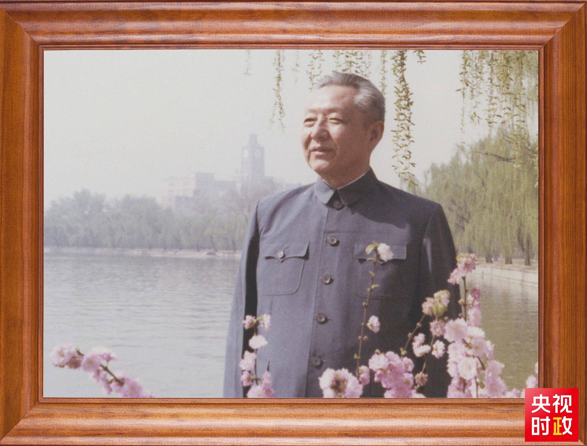 △這是習(xí)近平父親習(xí)仲勛同志的照片。2023年10月15日，是習(xí)仲勛同志誕辰110周年紀(jì)念日。這張照片第一次出現(xiàn)在他的書架上。