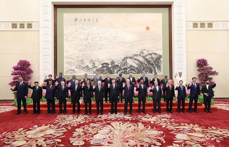 10月18日，習近平主席在北京人民大會堂出席第三屆“一帶一路”國際合作高峰論壇開幕式并發(fā)表主旨演講。這是習近平同國際貴賓集體合影。