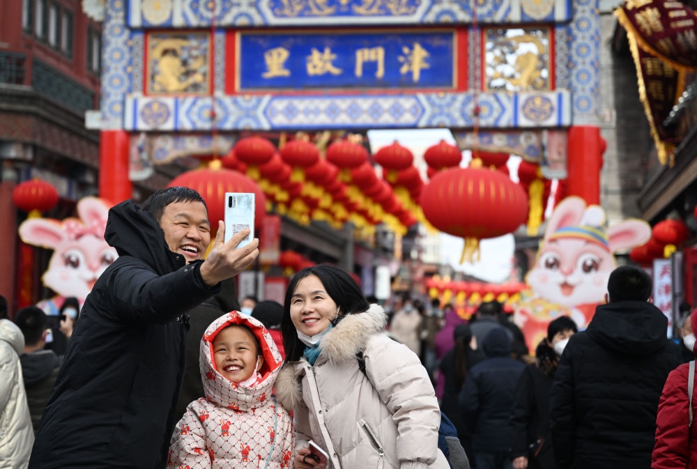 2023年1月26日，農(nóng)歷大年初五，游客在天津古文化街留影。新華社記者 趙子碩 攝