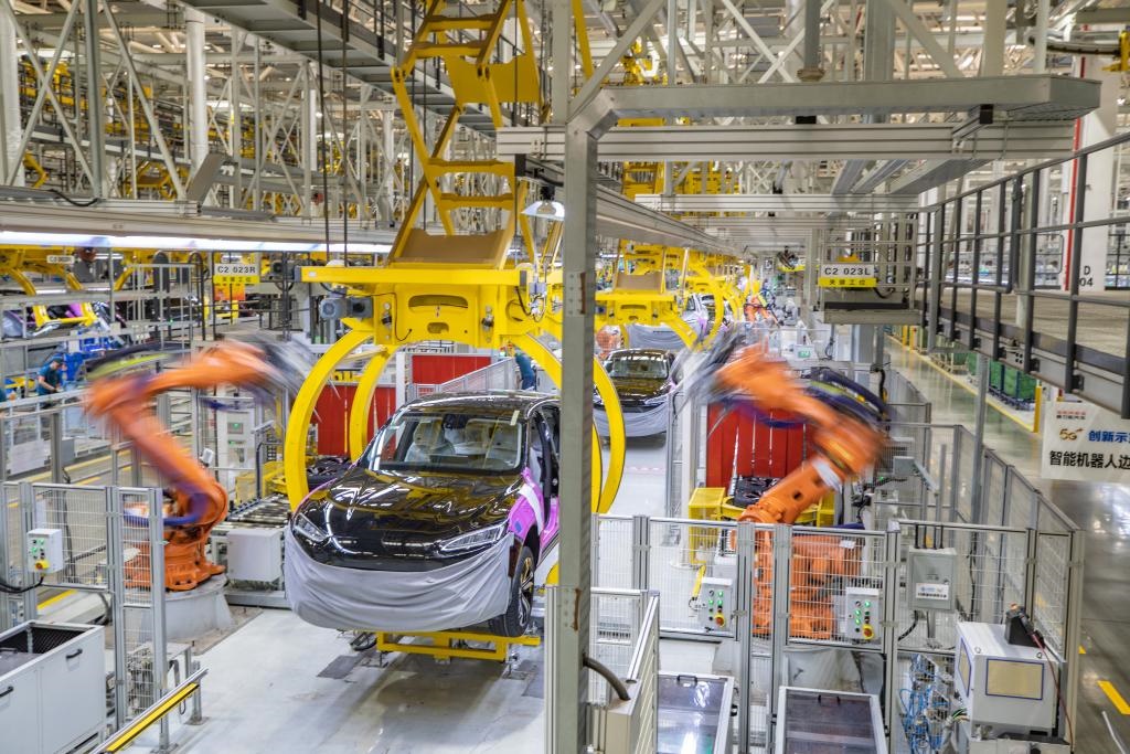 這是2023年8月29日拍攝的賽力斯汽車(chē)有限公司兩江智慧工廠作業(yè)現(xiàn)場(chǎng)。新華社記者 黃偉 攝